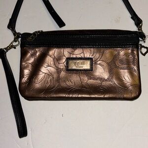 GiGi HILL BRONZE COLORED CROSSBODY OR WRISTLET
HAS BOTH STRAPS
VEGAN LEATHER